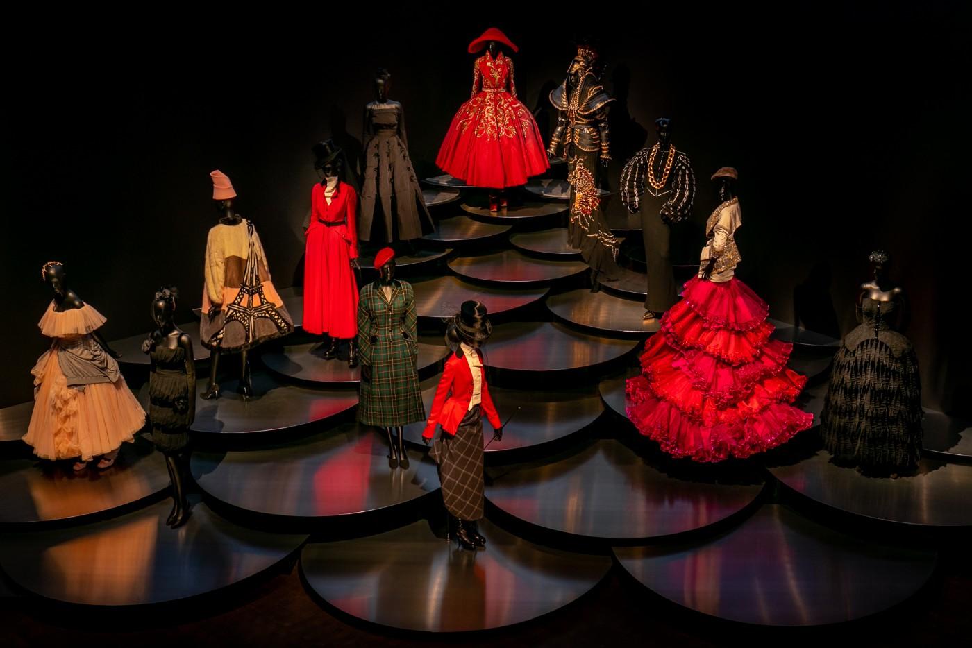 Dior Paris fashion exhibition breaks 112year record  Kuwait Times