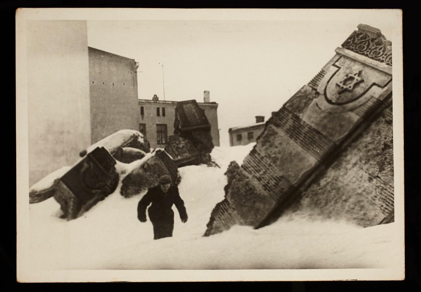 Daily Life During The Holocaust The Lodz Ghetto Photographs Of Henryk   Lodzago15242 