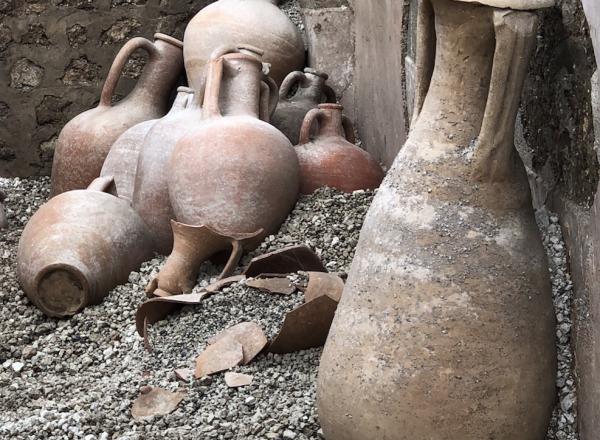 Amphorae in the process of excavation in Region V 