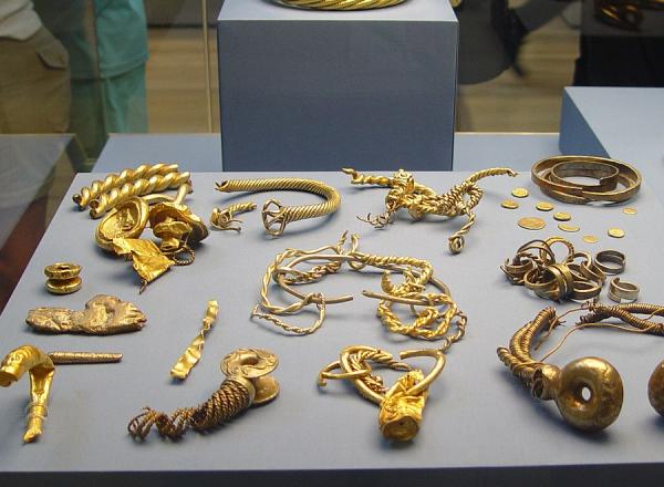 The Snettisham Hoard on display at the British Museum. The hoard contains hundreds of pieces of gold and other metal objects including about 70 intact torcs. License