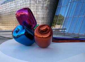 Tulips sculpture by Jeff Koons in the Bilbao Guggenheim Museum. License.