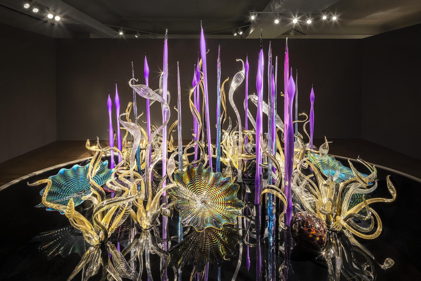 Chihuly’s Glass Sculptures Sparkle In Desert Showcases Art And Object